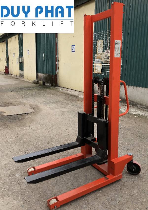 Xe nâng tay cao là gì? 4 Sử dụng xe nâng tay cao giúp hoạt động lao động sản xuất được thực hiện nhanh chóng