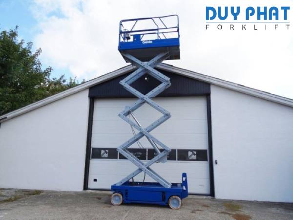 Xe nâng cắt kéo giúp quá trình lao động trở nên đơn giản hơn