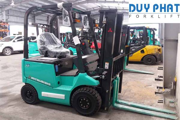 Xe nâng Mitsubishi thực hiện quá trình nâng hạ linh hoạt