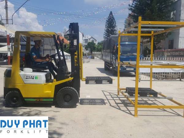 Người điều khiển xe nâng nên có óc phán đoán