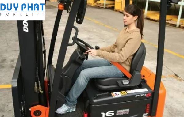 Thắt dây đai giúp bảo vệ an toàn cho người điều khiển xe nâng
