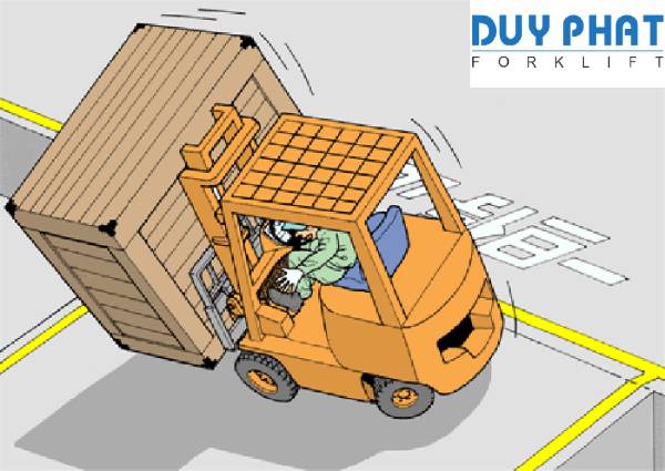 Đừng vội nhảy ra ngoài khi xe nâng bị lật