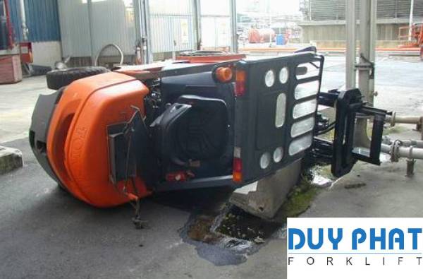 Nên chú ý cân đối tải trọng của xe nâng