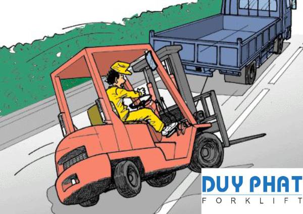 Người điều khiển không tập trung cũng là một nguyên nhân khiến xe nâng bị lật