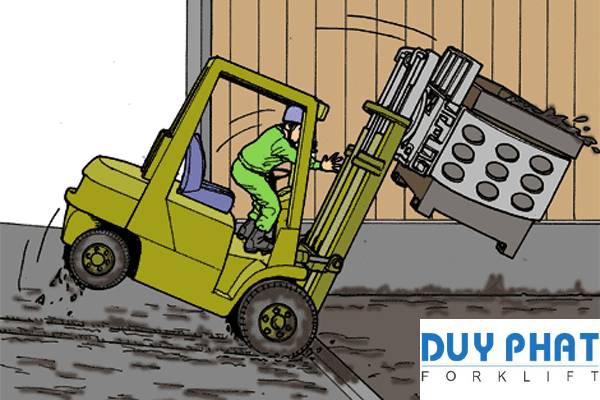 Vận chuyển hàng hóa quá tải dễ làm xe nâng bị lật