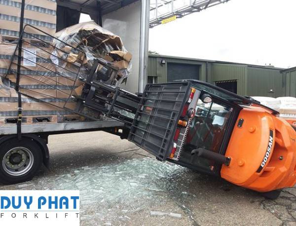 Xe nâng bị lật có thể do nhiều nguyên nhân