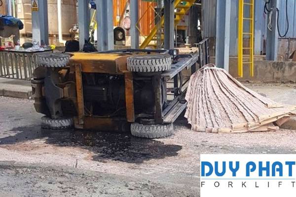 Xe nâng có thể bị lật do mất trọng tâm tải