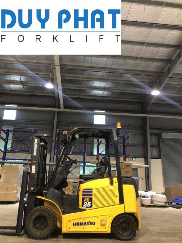 Xe nâng 3 tấn Komatsu model FE25-1