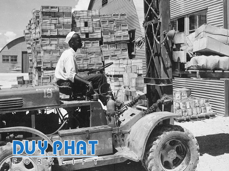 Xe nâng hàng được phát minh như thế nào?