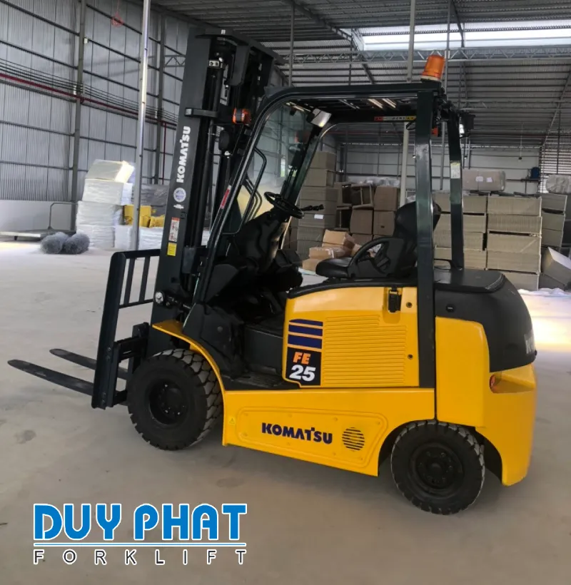 Xe nâng điện Komatsu 2.5 tấn hiện đại, vận hành linh hoạt